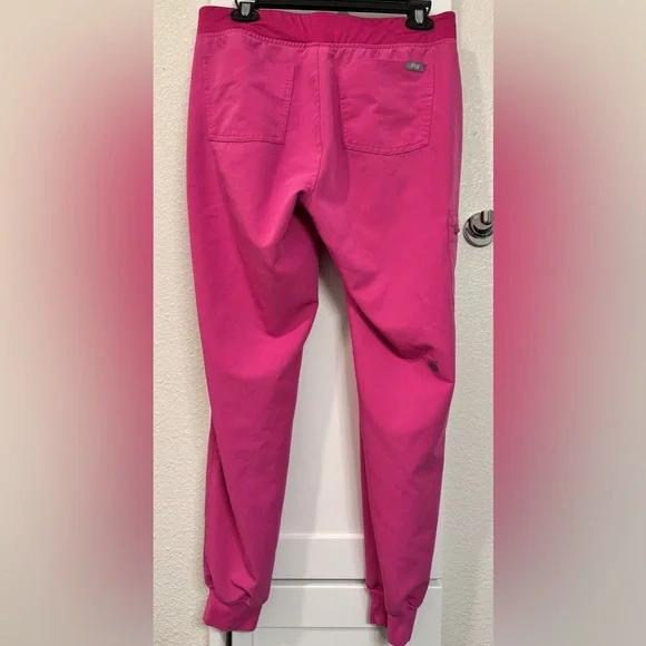 SOLD ✨ FIGS Electric Orchid Scrub Set — Catarina Top + Zamora Joggers (Medium) - Picture 2 of 10